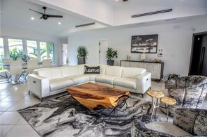 Smart TV, lareira, videogames, DVD player