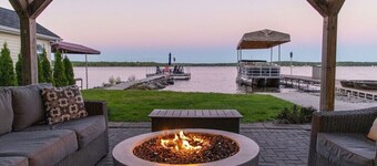 Luxury Cottage Kawartha Lakes With Jacuzzi, pool and many more attractions