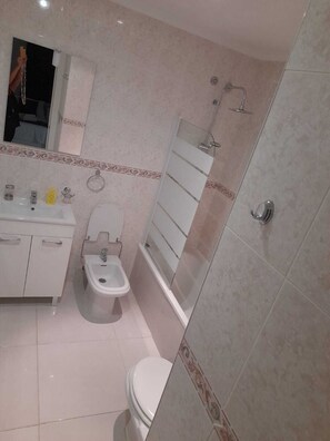 Badewanne, Haartrockner, Handtücher