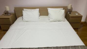 6 quartos, ferros/tábuas de passar roupa, Wi-Fi, roupa de cama