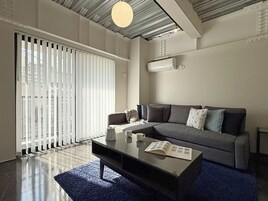 Apartamento família | Área de estar | TV de tela plana