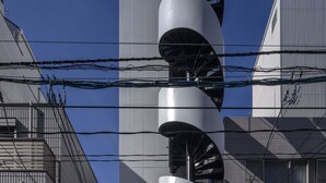 Un edificio moderno con una escalera de caracol y un letrero que dice "Hiroshi".