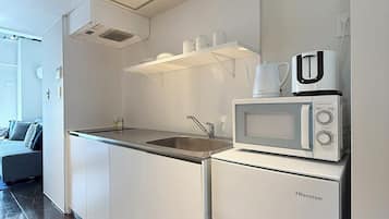 Family Apartment | Private kitchen | Fridge, microwave, stovetop, electric kettle