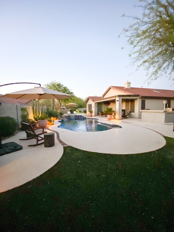 Alberca al aire libre y alberca climatizada