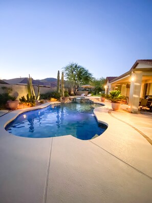 Alberca al aire libre y alberca climatizada