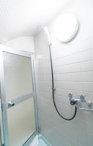 Departamento, 2 habitaciones, para no fumadores | Baño | Regadera, amenidades de baño gratuitas, secadora de cabello, pantuflas 