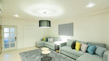 Apartamento, 2 habitaciones, no fumadores | Zona de estar | Una televisión de pantalla plana