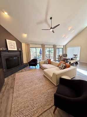 Smart TV, fireplace, video games, DVD player - Hoof Haus in Aspen Valley Country Club in Flagstaff (Flagstaff)