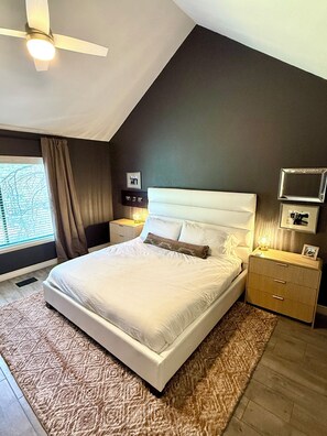5 Schlafzimmer, Schreibtisch, Bügeleisen/Bügelbrett, Reisekinderbett