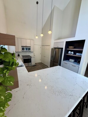 Fridge, microwave, oven, stovetop - Hoof Haus in Aspen Valley Country Club in Flagstaff (Flagstaff)