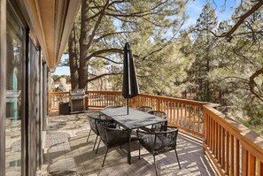 Outdoor dining - Hoof Haus in Aspen Valley Country Club in Flagstaff (Flagstaff)