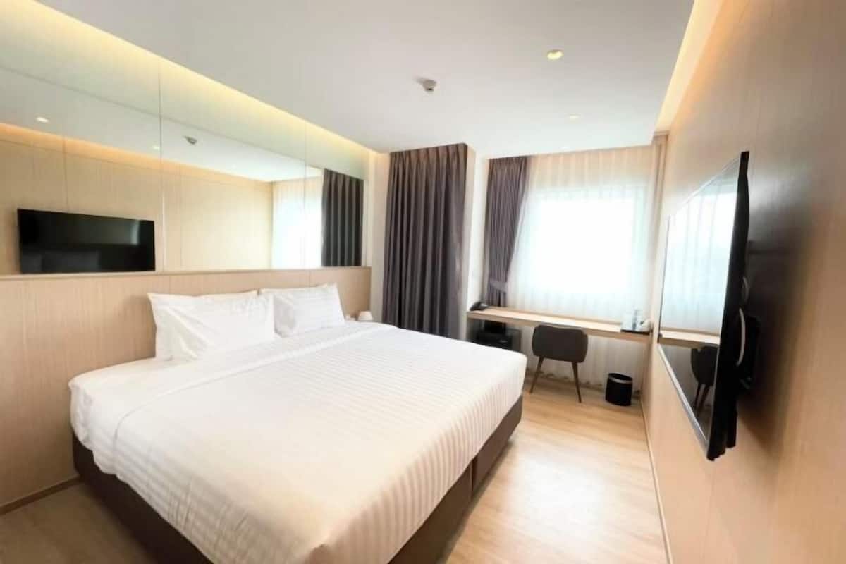 Premium bedding, in-room safe, free WiFi, bed sheets