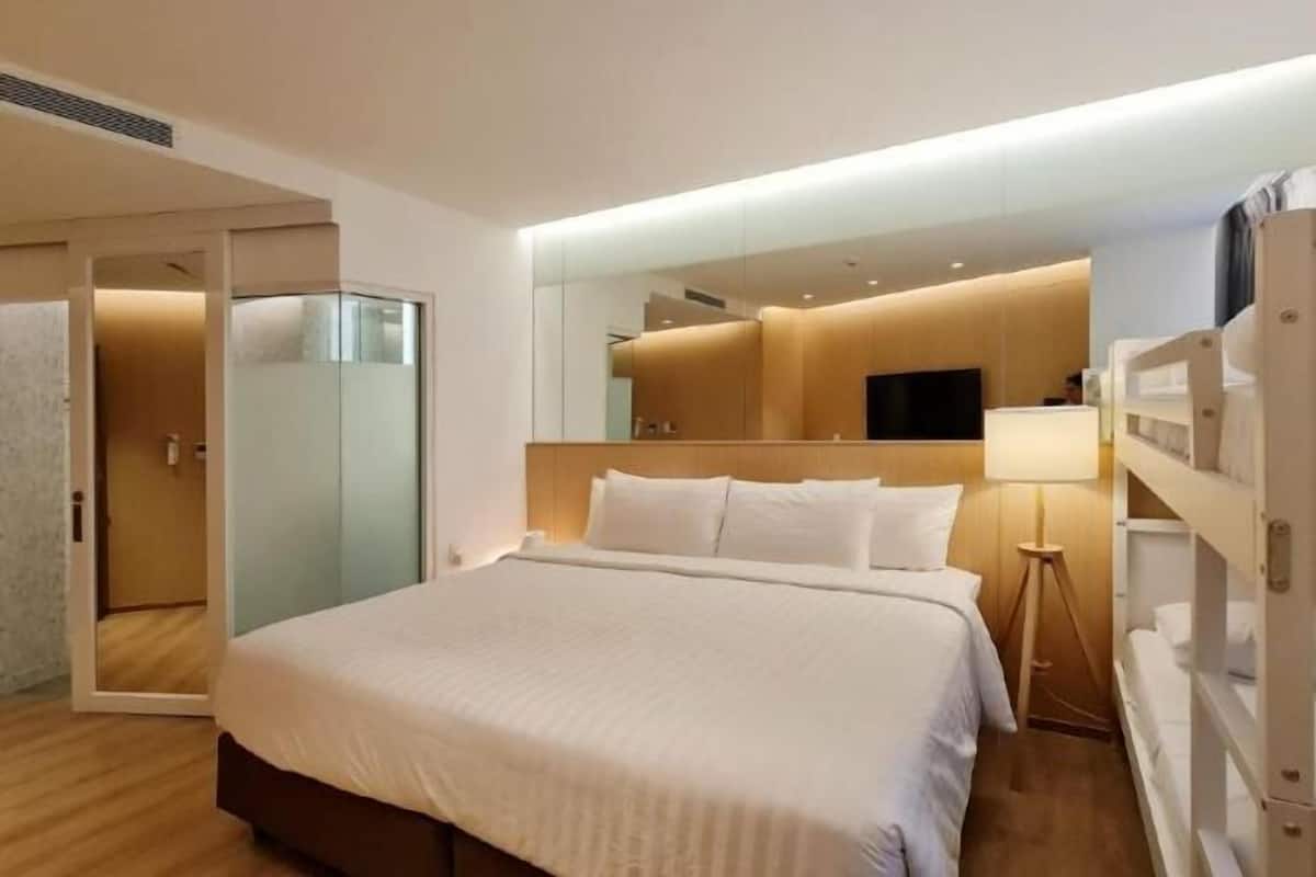 Premium bedding, in-room safe, free WiFi, bed sheets