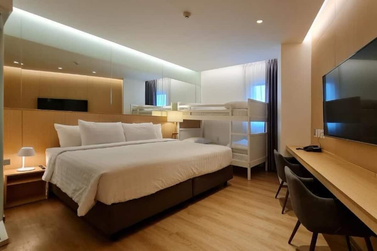 ห้องซูพีเรียสำหรับสี่ท่าน | เครื่องนอนระดับพรีเมียม, ตู้นิรภัยในห้องพัก, Wi-Fi ฟรี, ผ้าปูที่นอน