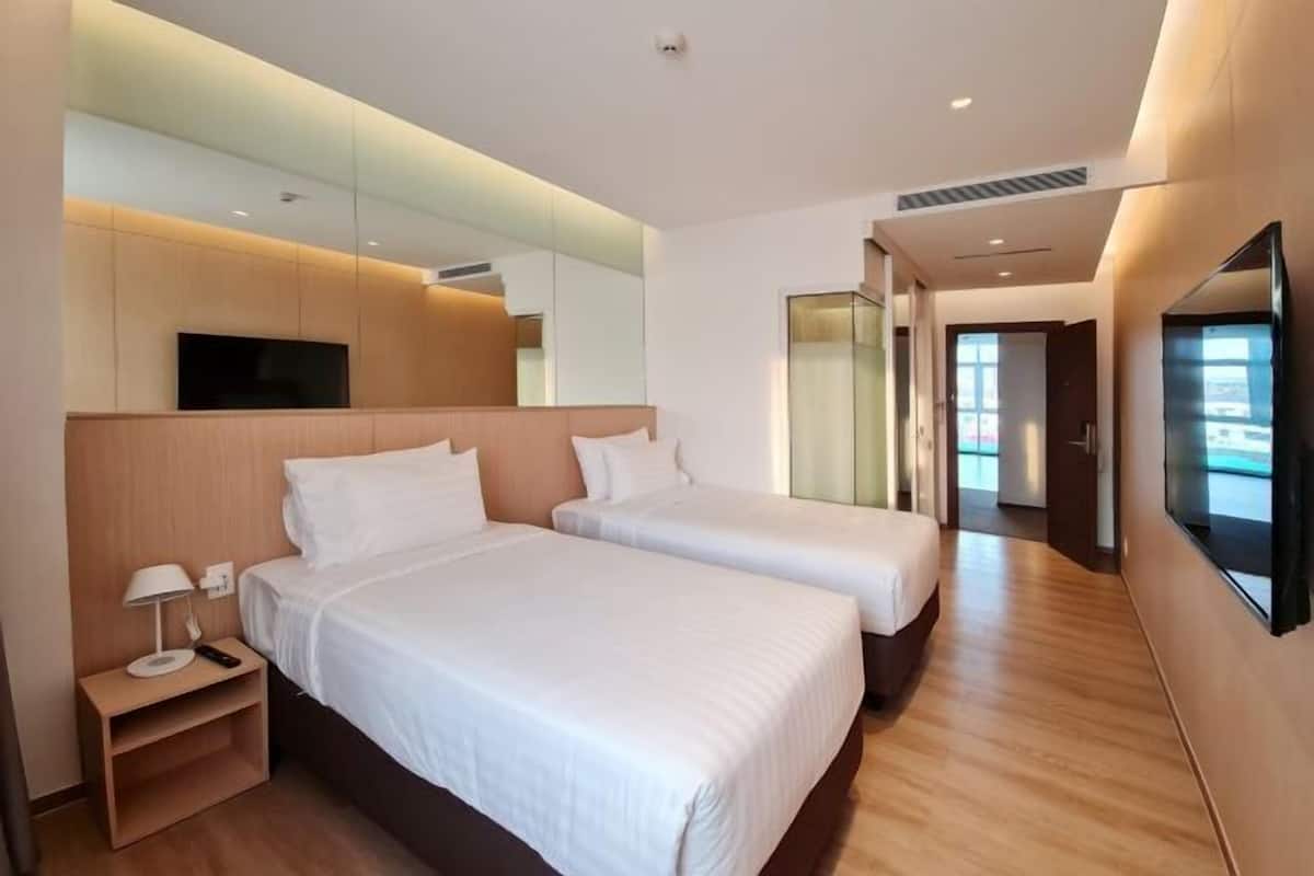 Premium bedding, in-room safe, free WiFi, bed sheets