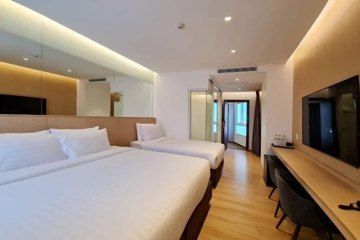 Premium bedding, in-room safe, free WiFi, bed sheets