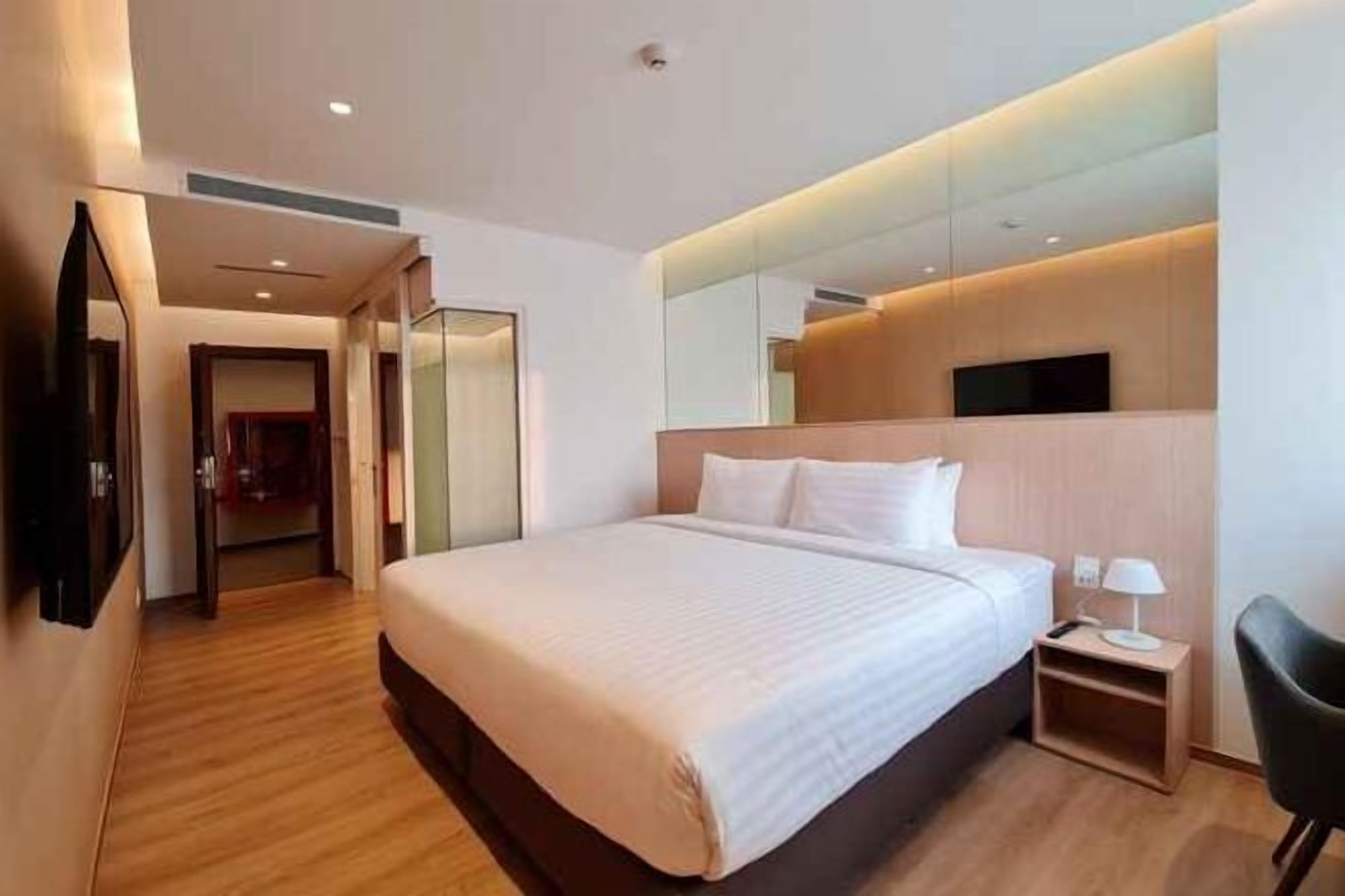 Premium bedding, in-room safe, free WiFi, bed sheets