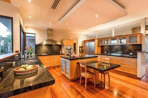 Coffee/tea maker, fridge, oven, stovetop