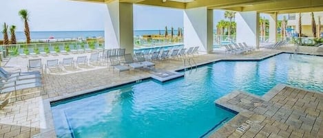 Alberca techada y alberca al aire libre