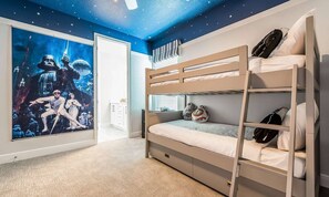 8 bedrooms, iron/ironing board, WiFi, bed sheets - Contemporary Villa with Putting Green at Encore (Kissimmee)