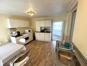 Réfrigérateur, micro-ondes, four