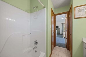 Combined shower/tub, towels
