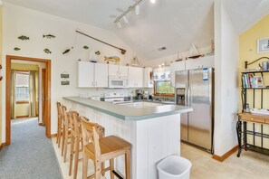 Fridge, microwave, stovetop, dishwasher