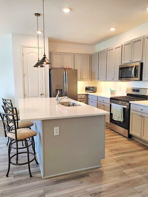 Kjøleskap, mikrobølgeovn, ovn og kokeplater