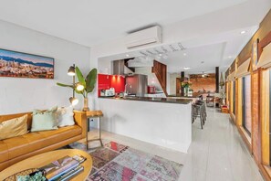 Flat-screen TV, Netflix, streaming services