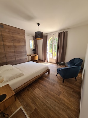 2 slaapkamers, een strijkplank/strijkijzer, wifi, beddengoed