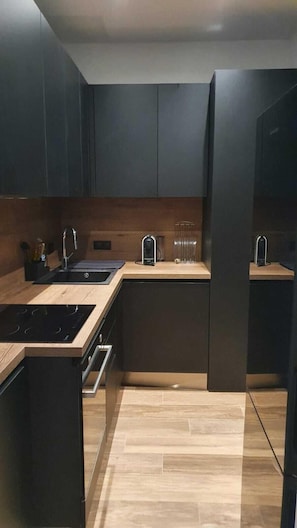 Een koelkast, een oven, een kookplaat, een vaatwasser