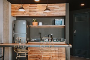 Fridge, microwave, stovetop, coffee/tea maker - Fresh & Comfortable Unit in the Walkable Laureles (Medellín)