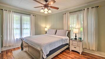 2 bedrooms, desk, iron/ironing board, internet