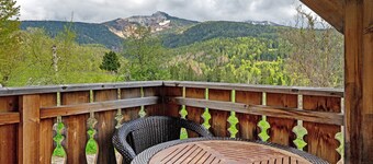 Appartement Huanzhof Schwarzhorn met Uitzicht op de Bergen, Tuin & Terras