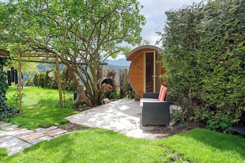 Apartment Huanzhof Schwarzhorn with Mountain View, Garden & Terrace