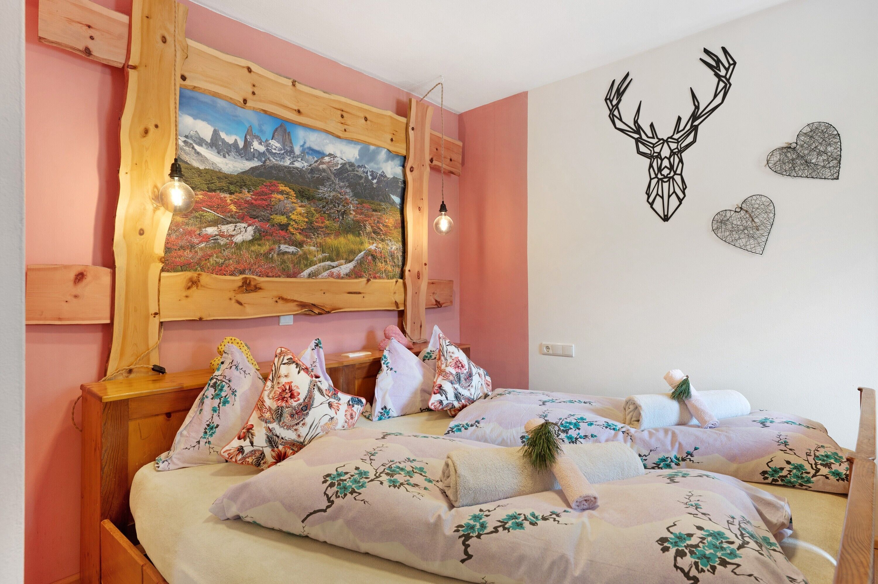 Une chambre à coucher avec un lit, des oreillers, un tableau et des décorations murales.