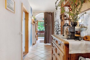 Interior - Apartment Huanzhof Schwarzhorn with Mountain View, Garden & Terrace (Aldein)