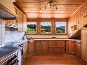 Fridge, oven, stovetop, coffee/tea maker