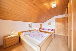 1 bedroom, free WiFi, bed sheets - Holiday Apartment "Priml - Wieserhof" with Balcony & Garden (Sarntal)