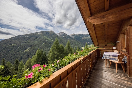 屋外ダイニングエリア. Holiday Apartment "Priml - Wieserhof" with Balcony & Garden