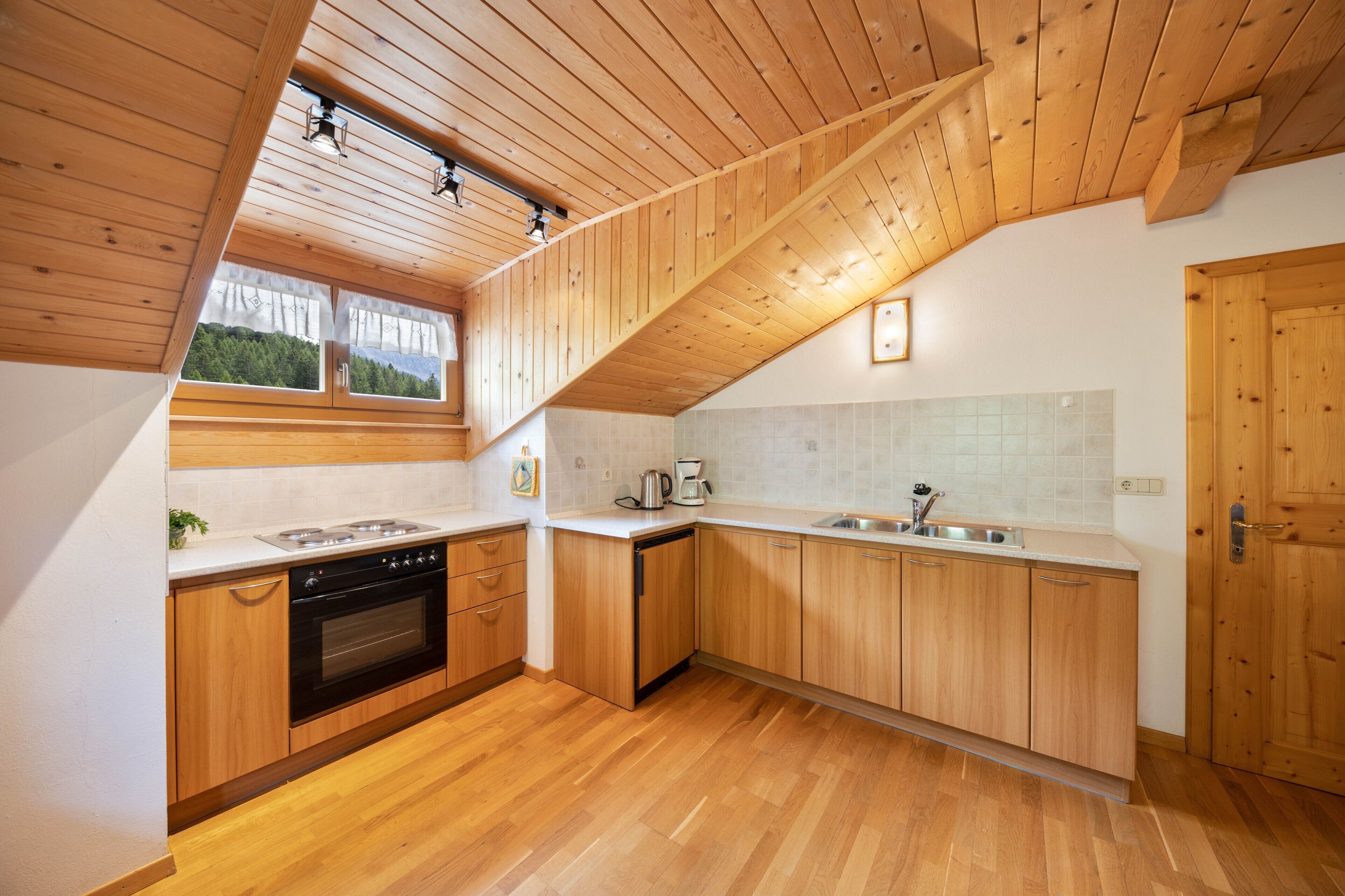 Fridge, oven, stovetop, coffee/tea maker