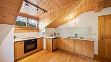 Fridge, oven, stovetop, coffee/tea maker