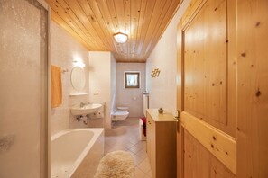 Badewanne, Haartrockner, Handtücher
