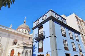 Un bâtiment doté d’un dôme, d’un balcon et d’une enseigne sur laquelle on peut lire « Caminito ».