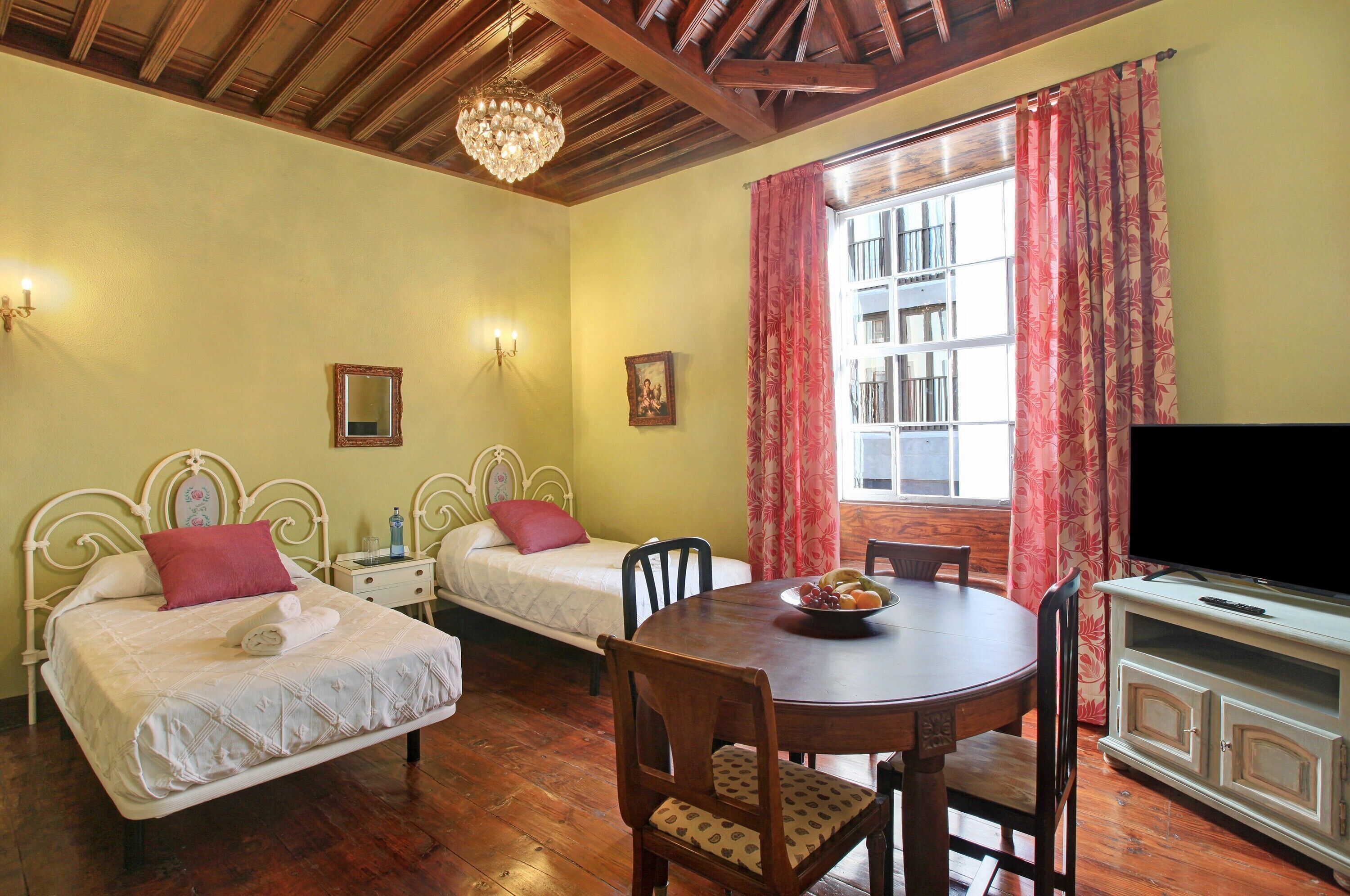 2 habitaciones, tabla de planchar con plancha y wifi gratis 
