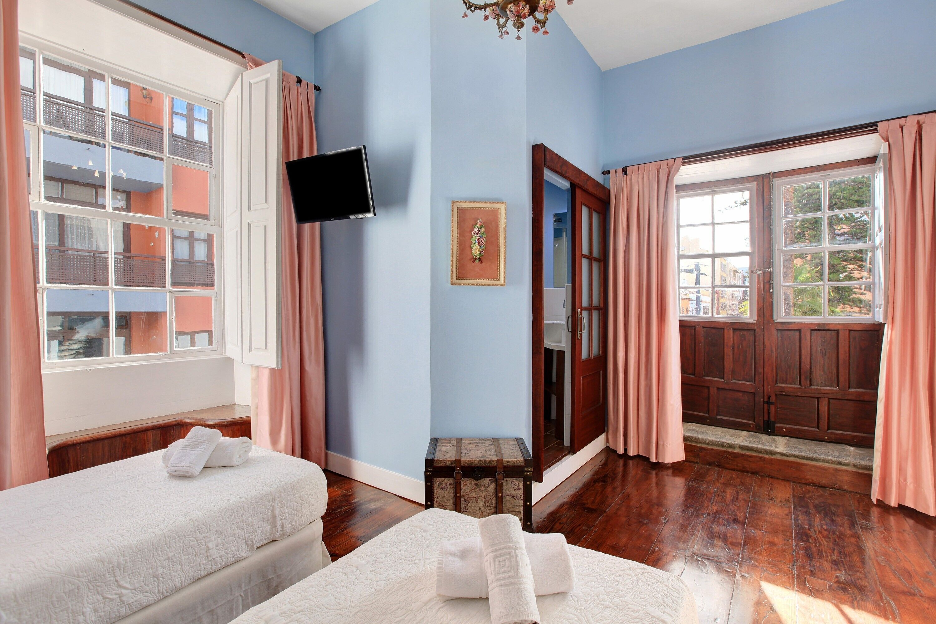 2 bedrooms, iron/ironing board, free WiFi, bed sheets