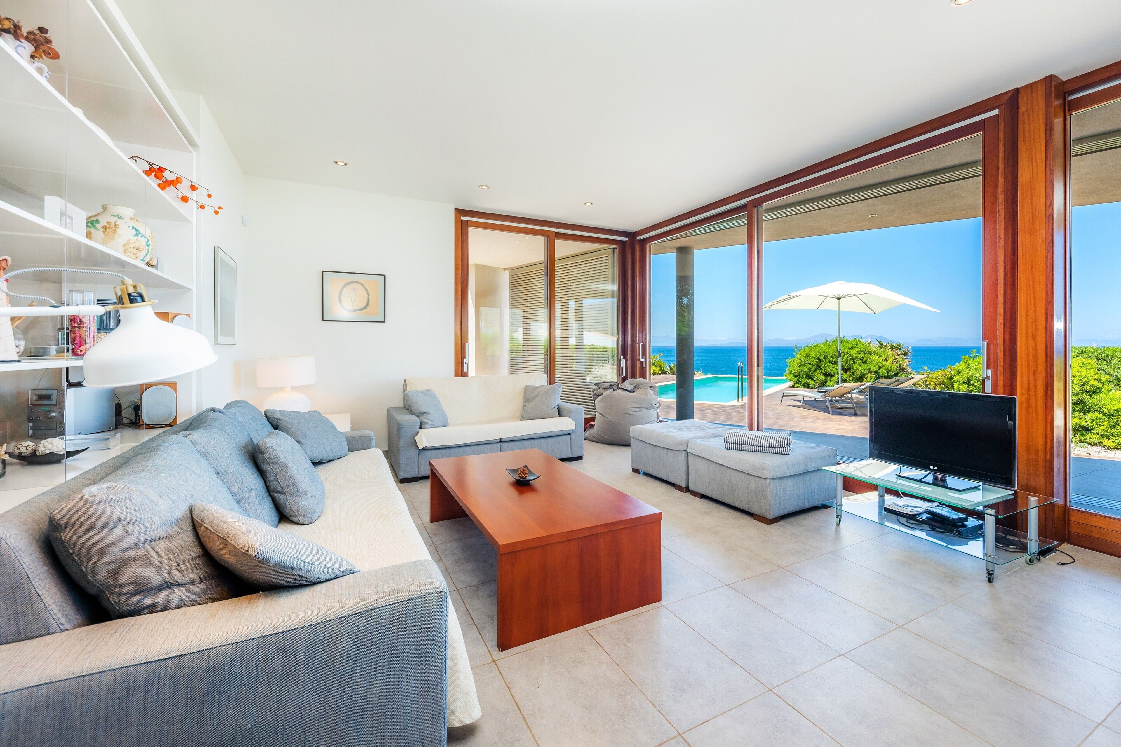 Fernseher, DVD-Player, Stereoanlage