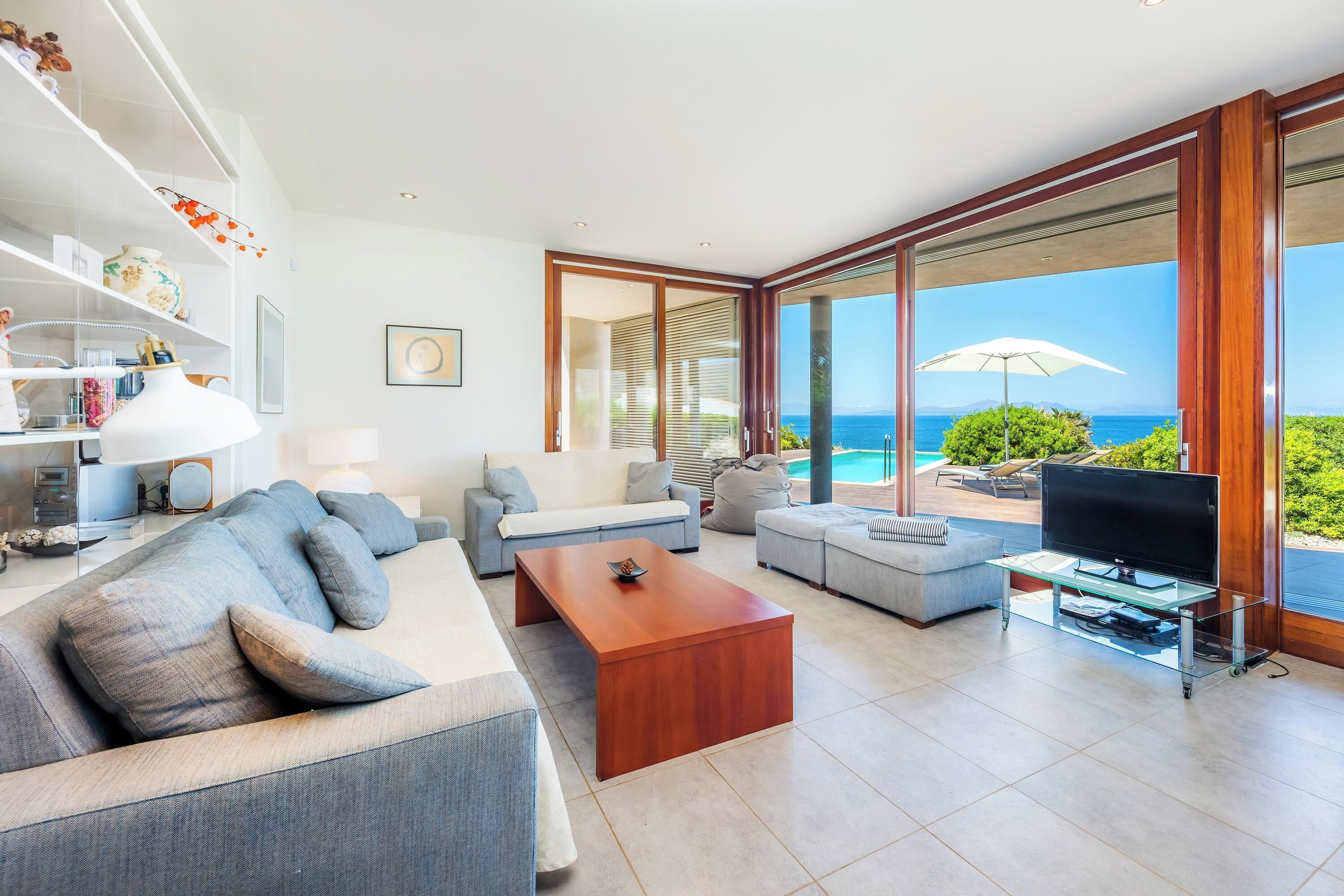 Een televisie, een dvd-speler en een stereo