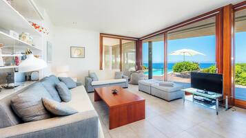 Een televisie, een dvd-speler en een stereo