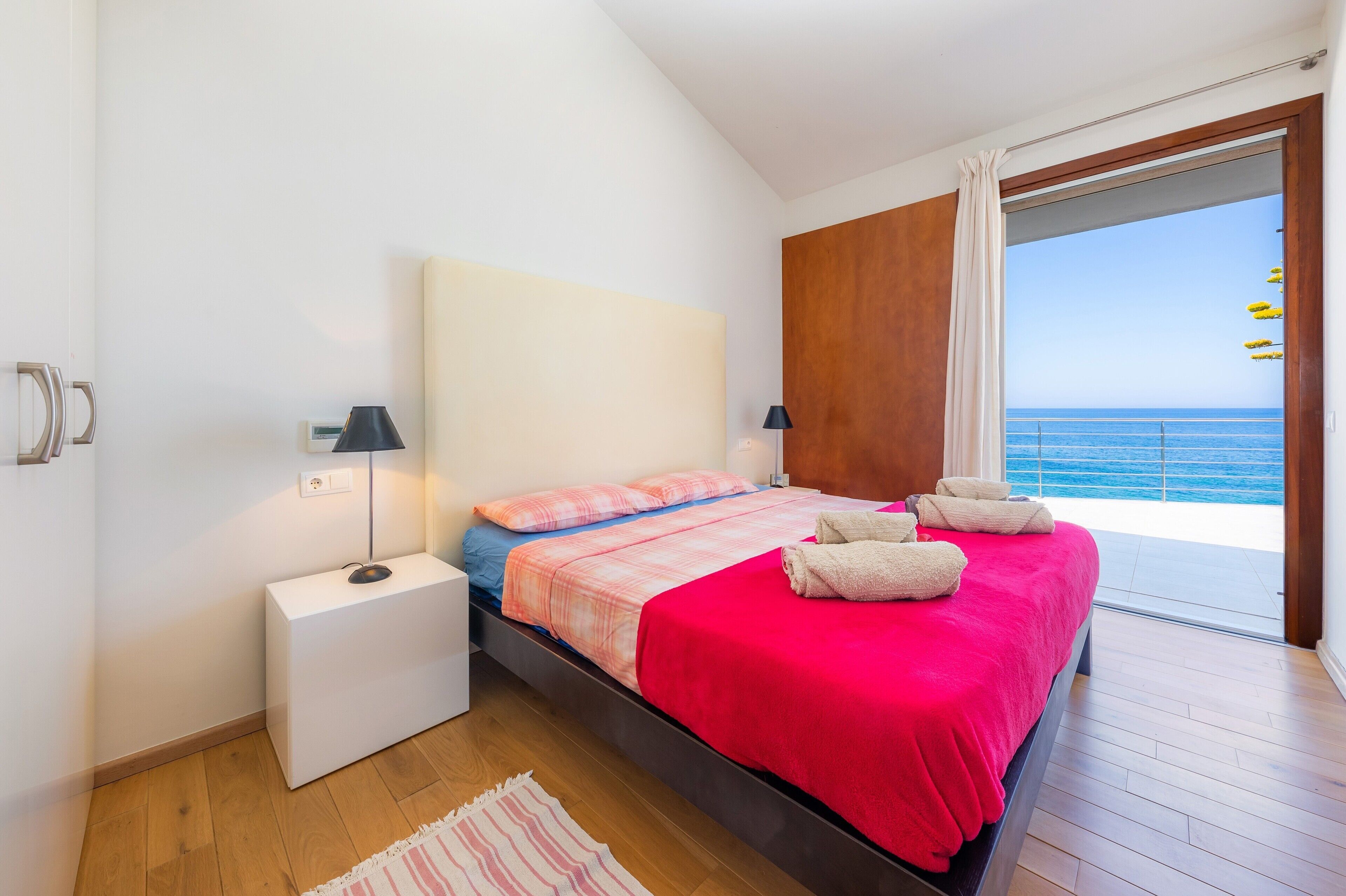 4 makuuhuonetta, työpöytä, silitysrauta/-lauta, ilmainen Wi-Fi